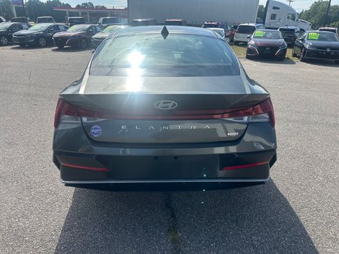 Used 2025 Hyundai Elantra Limited FWD image 4