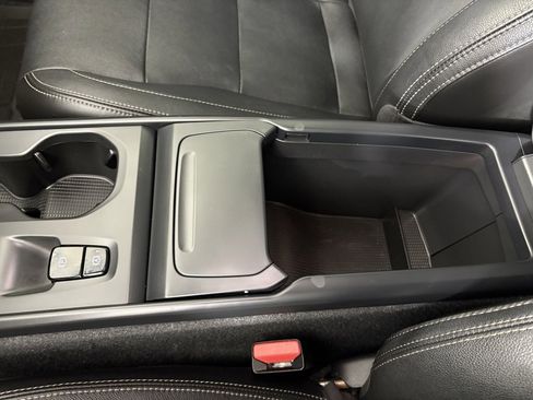 Used 2024 Volvo XC40 B5 Core image 31