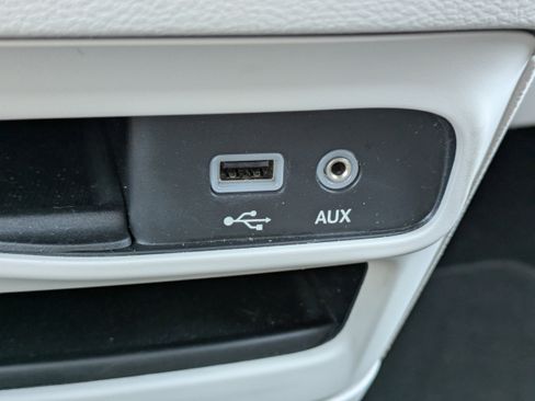 Used 2018 Chrysler Pacifica Touring Plus w/ Tire & Wheel Group FWD image 26