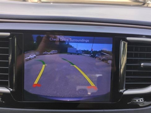 Used 2017 Chrysler Pacifica Touring-L w/ Tire & Wheel Group FWD image 26