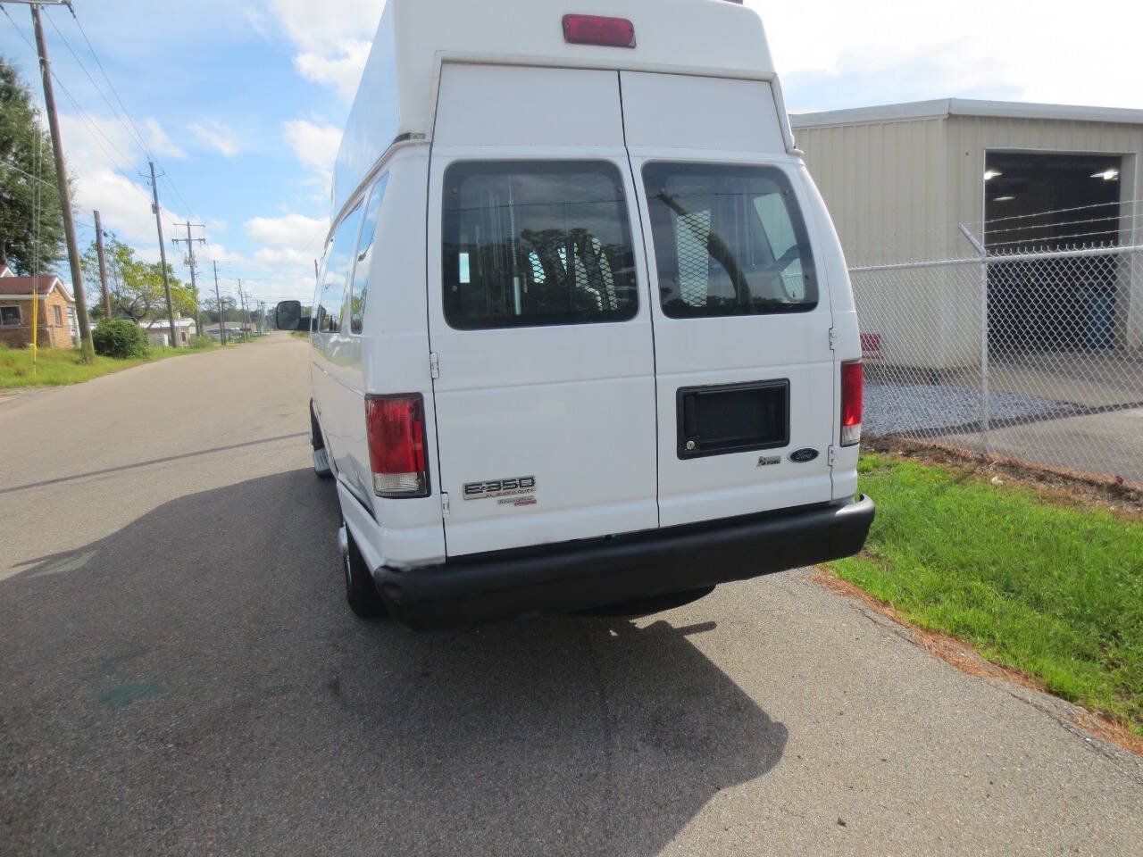 Used 2010 Ford E-350 and Econoline 350 XL RWD image 5