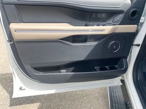 Used 2024 Ford Expedition Limited image 19