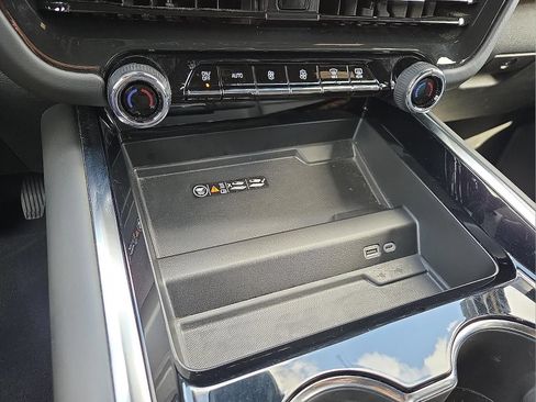 Used 2025 Chevrolet Suburban LT RWD image 18