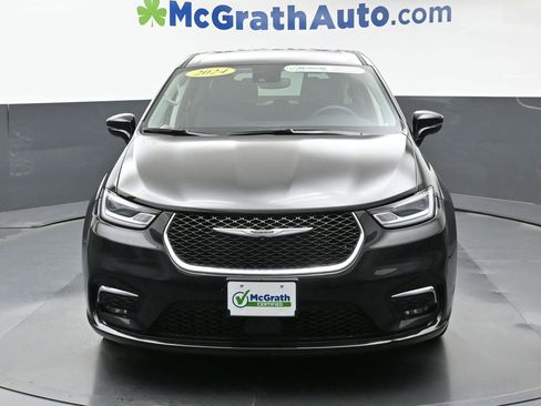 Used 2024 Chrysler Pacifica Touring-L image 4