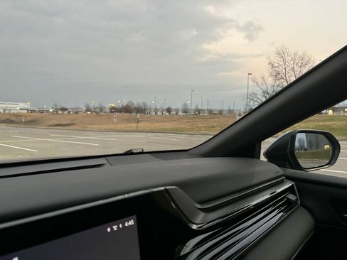 Used 2025 Toyota Camry SE image 35