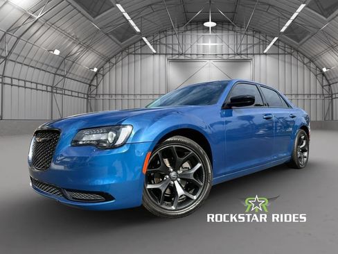 Used 2021 Chrysler 300 Touring w/ Sport Appearance Package RWD image 14