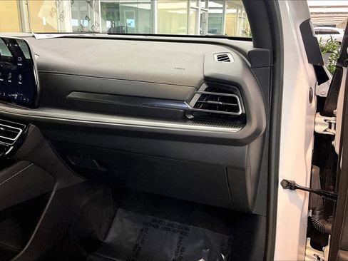 Used 2024 Chevrolet Traverse LT image 34