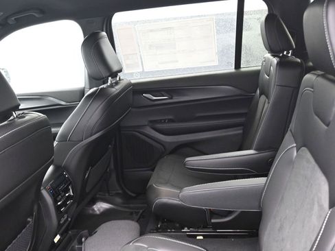 New 2025 Jeep Grand Cherokee L Laredo image 16