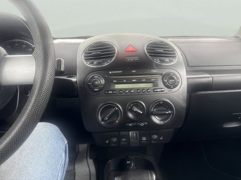 Used 2006 Volkswagen Beetle Coupe w/ Package 1 FWD image 16