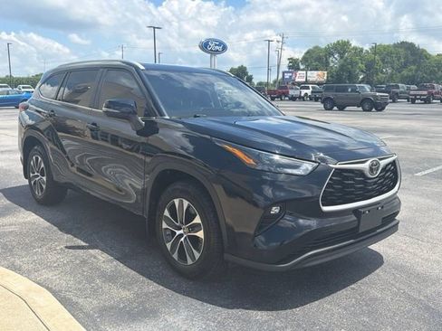 Used 2024 Toyota Highlander XLE AWD/4WD image 3
