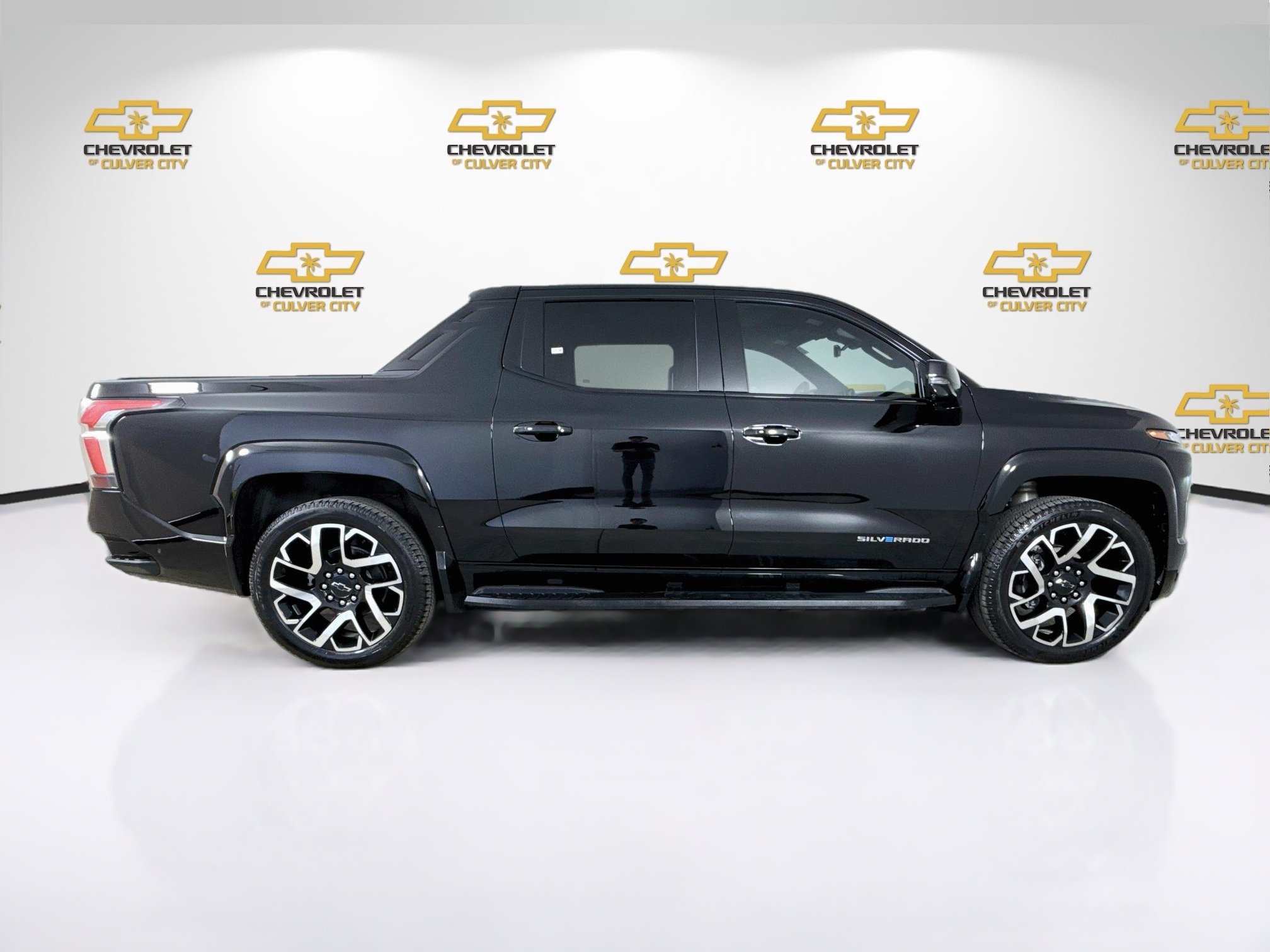 Used 2024 Chevrolet Silverado EV RST AWD/4WD image 9