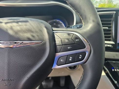 Used 2024 Chrysler Pacifica Touring-L FWD image 28