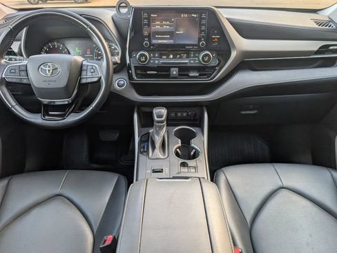 Used 2020 Toyota Highlander XLE FWD image 25
