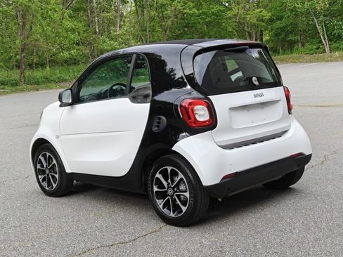 Used 2017 smart fortwo passion RWD image 5