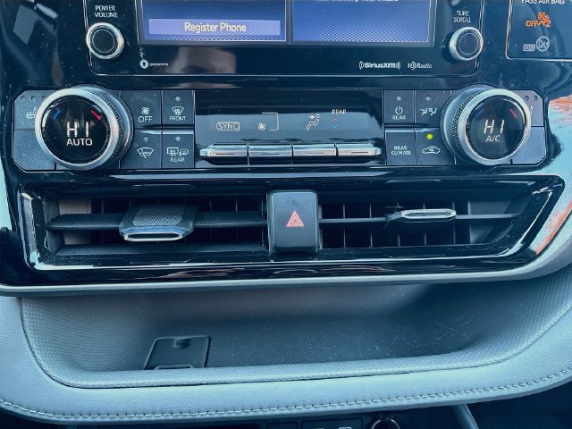 Used 2022 Toyota Highlander XLE AWD/4WD image 17