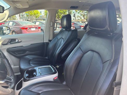 Used 2024 Chrysler Pacifica Touring-L FWD image 38
