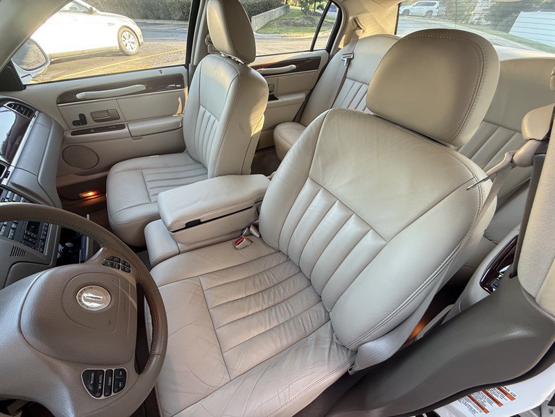 Used 2004 Lincoln Town Car Signature RWD image 11