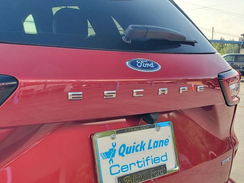 Used 2024 Ford Escape ST-Line w/ Tech Pack #1 AWD/4WD image 8