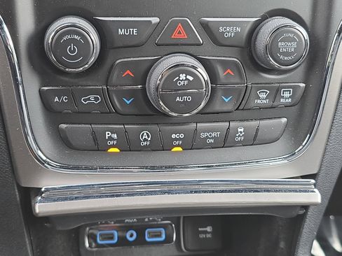 Used 2018 Jeep Grand Cherokee Limited image 23