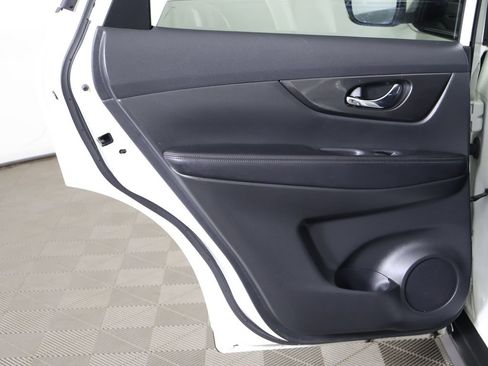 Used 2017 Nissan Rogue SV FWD image 21