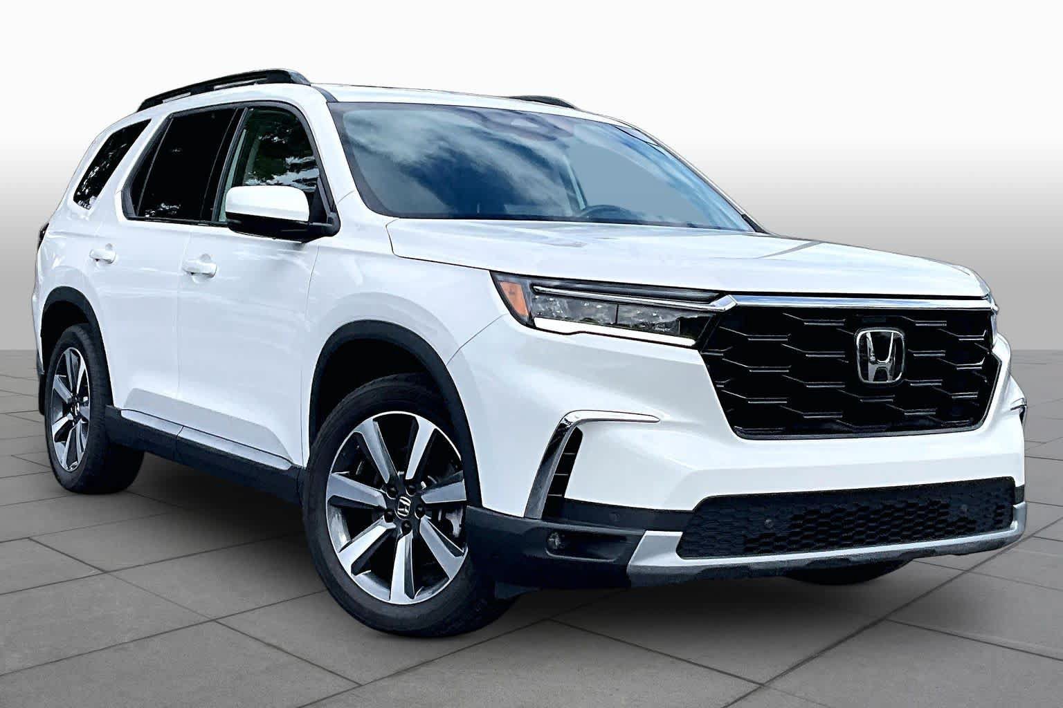 Used 2024 Honda Pilot Touring image 3