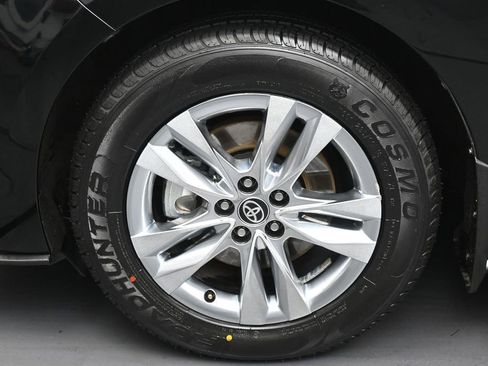 Used 2025 Toyota Sienna XLE w/ XLE Plus Package AWD/4WD image 39