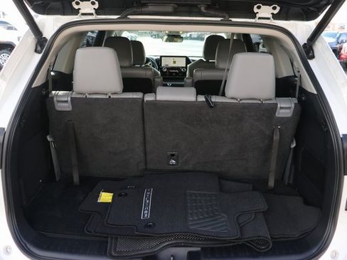 Used 2023 Toyota Highlander L image 11