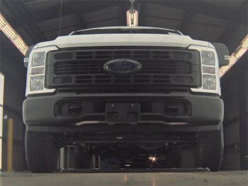 Used 2025 Ford F250 XL AWD/4WD image 3