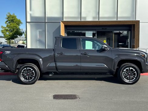 Used 2025 Toyota Tacoma TRD Sport AWD/4WD image 8