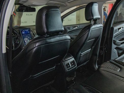 Used 2024 Ford Edge Titanium image 9