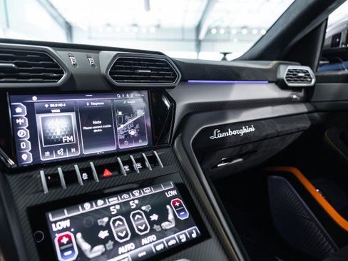 Used 2024 Lamborghini Urus Performante AWD/4WD image 44