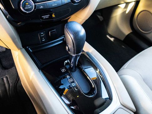 Used 2016 Nissan Rogue SL image 25