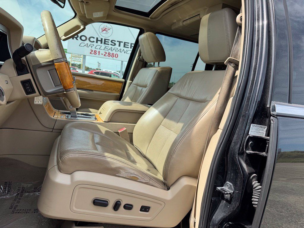 Used 2010 Lincoln Navigator L 4WD image 5