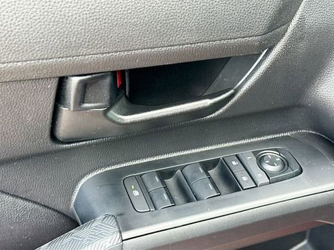 Used 2025 Toyota Tacoma SR5 AWD/4WD image 17