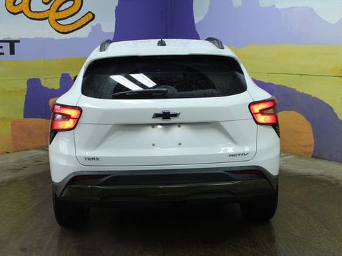 Used 2025 Chevrolet Trax ACTIV w/ Sunroof Package FWD image 4