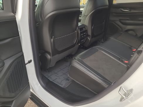 New 2025 Jeep Grand Cherokee Altitude image 20