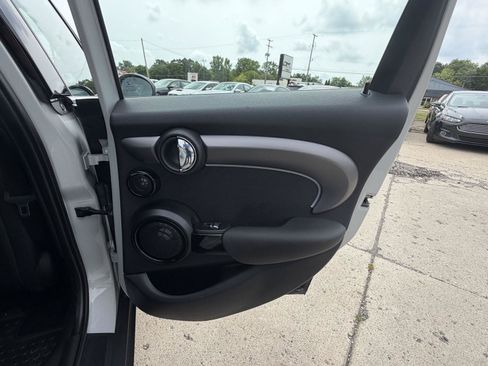 Used 2022 MINI Cooper 4-Door Hardtop w/ Premium Package FWD image 25