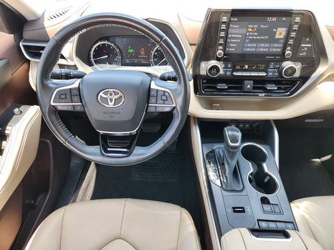 Used 2021 Toyota Highlander XLE FWD image 27