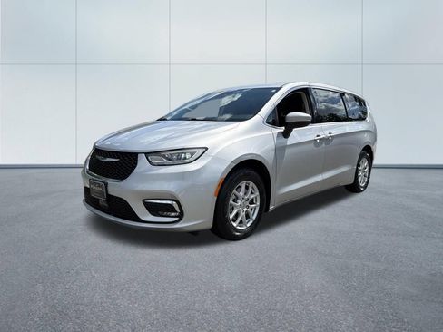 Used 2023 Chrysler Pacifica Touring-L FWD image 2