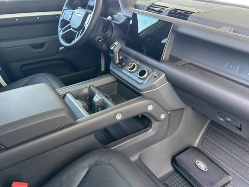 New 2025 Land Rover Defender 110 X-Dynamic SE image 15