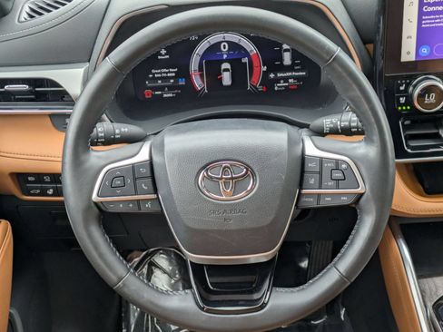 Used 2023 Toyota Highlander Platinum FWD image 17