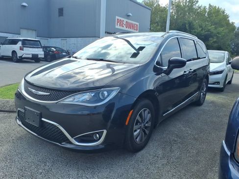 Used 2020 Chrysler Pacifica Touring-L Plus FWD image 5