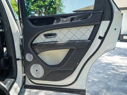 Used 2021 Bentley Bentayga AWD/4WD image 74