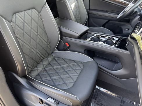 Certified 2025 Volkswagen Atlas SEL Premium R-Line image 8