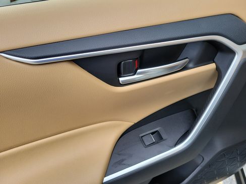 Used 2025 Toyota RAV4 XLE image 13