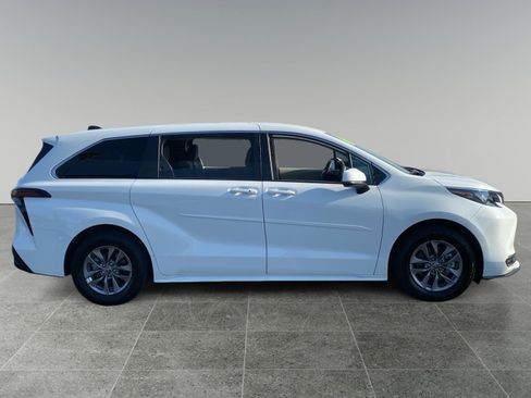 Used 2024 Toyota Sienna LE AWD/4WD image 6