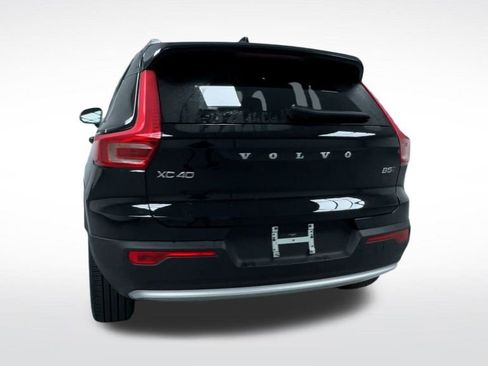 Used 2025 Volvo XC40 B5 Plus image 23