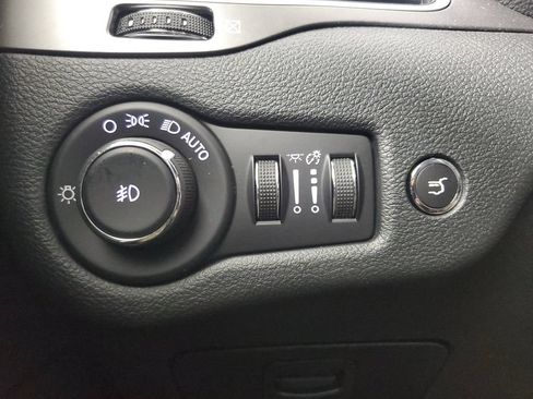 Used 2019 Jeep Cherokee Limited FWD image 34