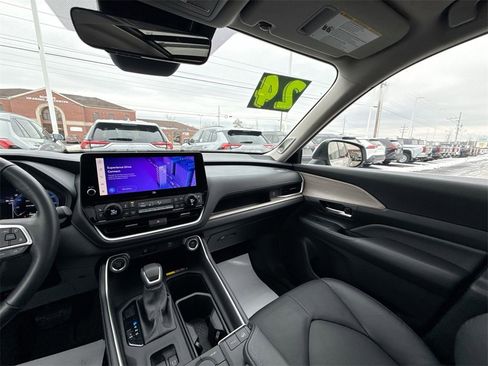 Used 2024 Toyota Grand Highlander Limited image 11