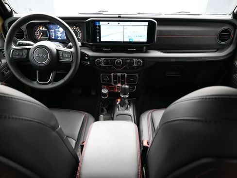 Used 2025 Jeep Wrangler Unlimited Rubicon image 13